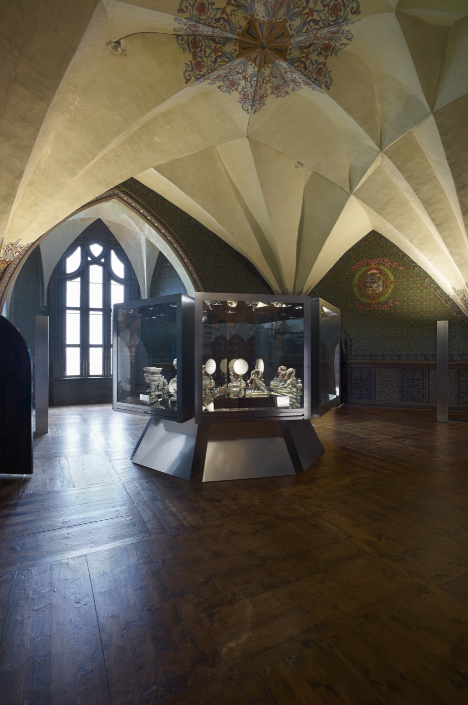 Albrechtsburg Meissen, Ausstellungsraum Kurfürst-August-Zimmer mit Großvitrine und Beleuchtung