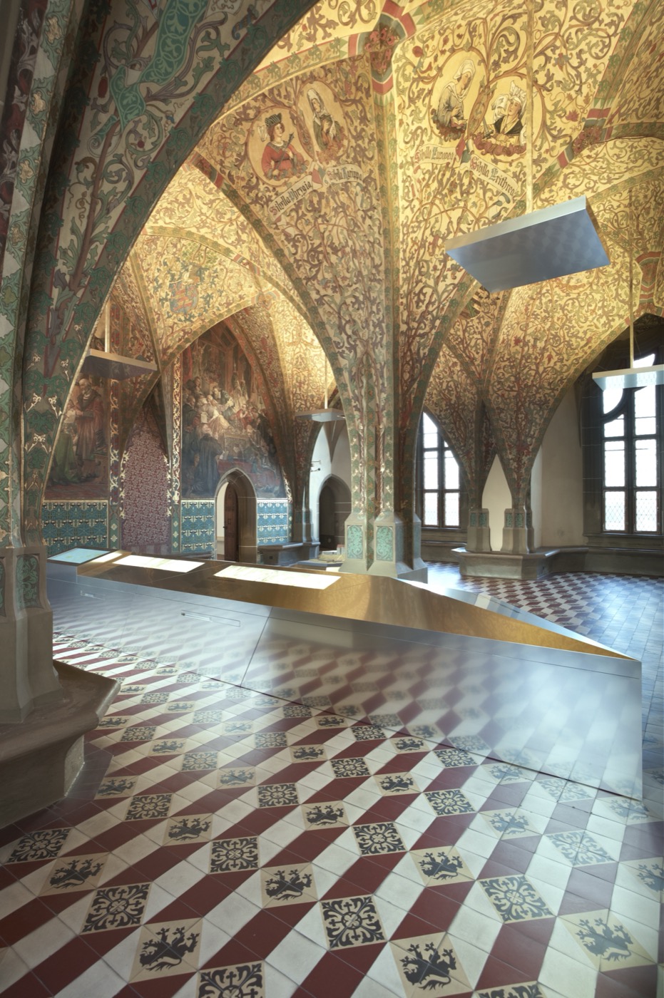 Albrechtsburg Meissen, Ausstellungsraum Großer Gerichtssaal mit Ausstellungsvitrinen und Beleuchtung
