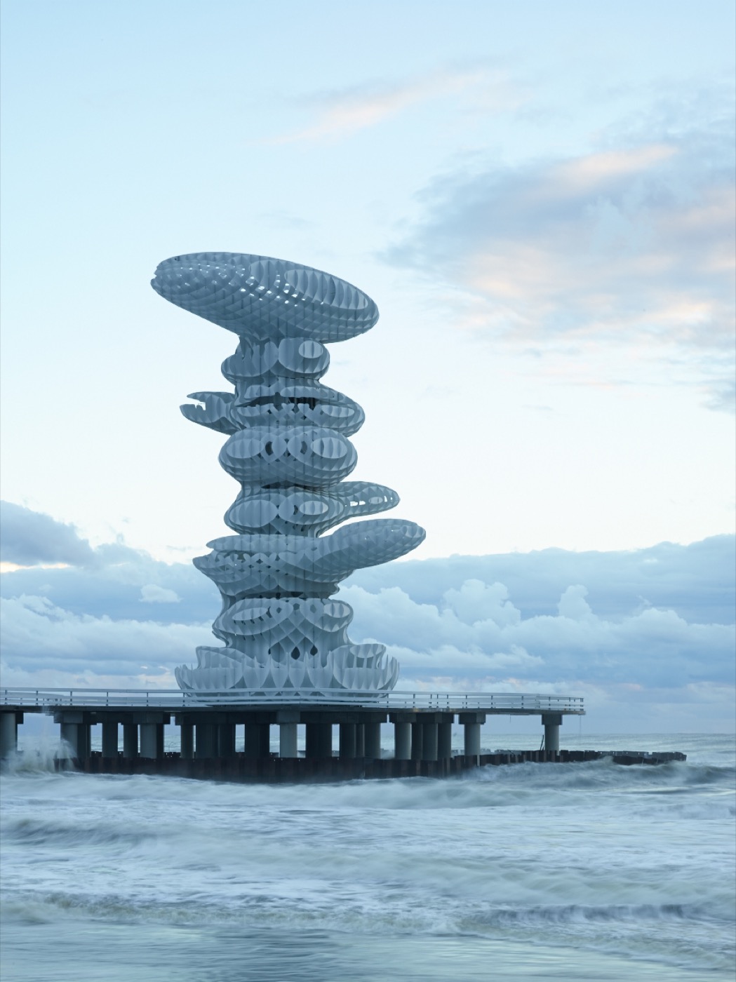 Lazika Pier Sculpture Georgien Anaklia, Tagansicht mit Wolken und stürmischen Meer