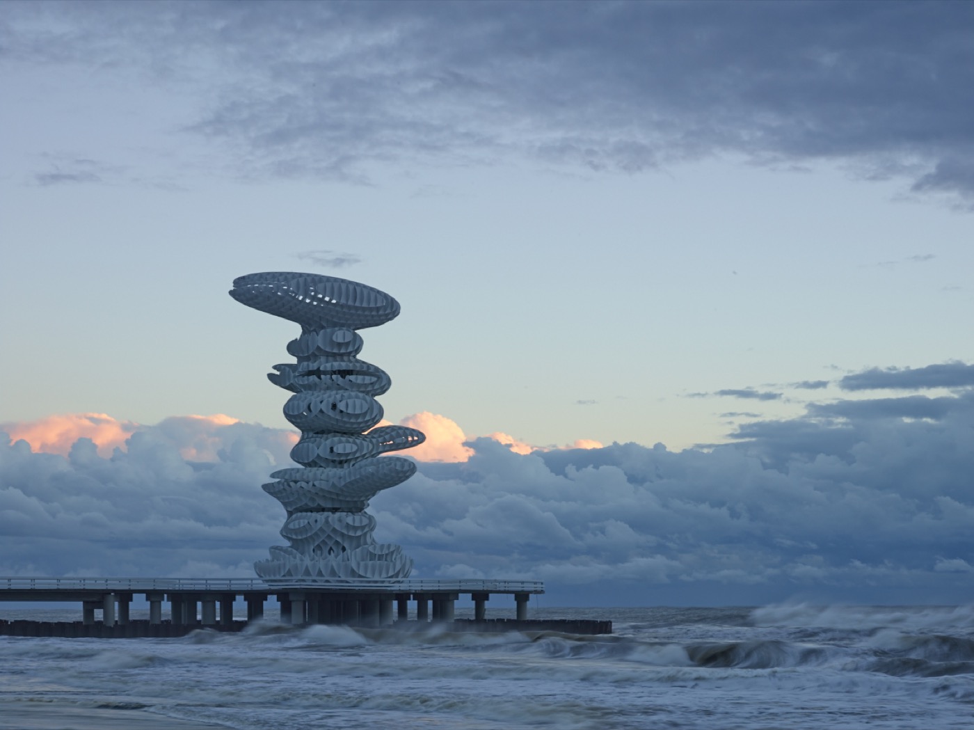Lazika Pier Sculpture Georgien Anaklia, Tagansicht mit Wolken und stürmischen Meer