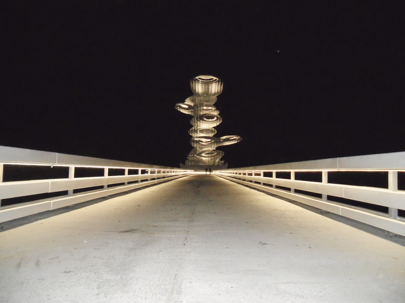 Lazika Pier Sculpture Georgien Anaklia, Nachtansicht mit leuchtender Skulptur und Pierbeleuchtung