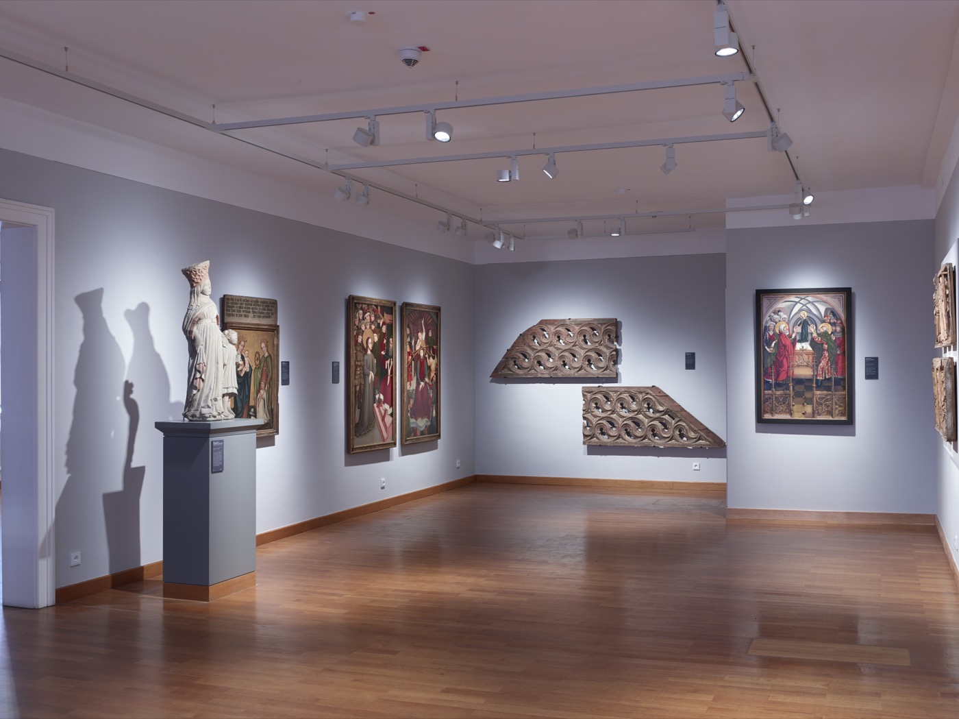 Fraenkische Galerie Kronach, Ausstellungsraum mit Gemälden und Skulpturen mit neuer Beleuchtung
