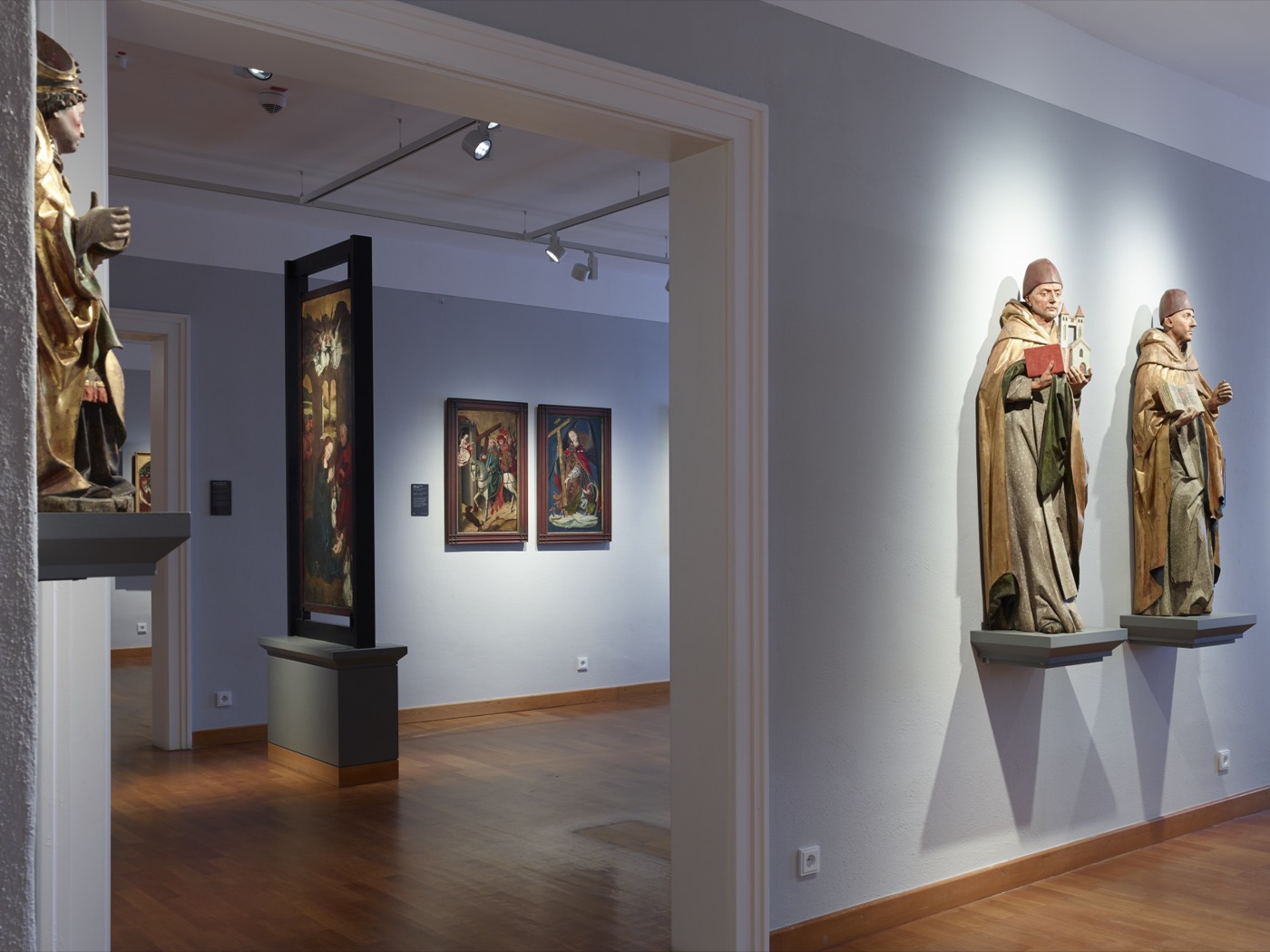Fraenkische Galerie Kronach, Ausstellungsraum mit Gemälden und Skulpturen mit neuer Beleuchtung