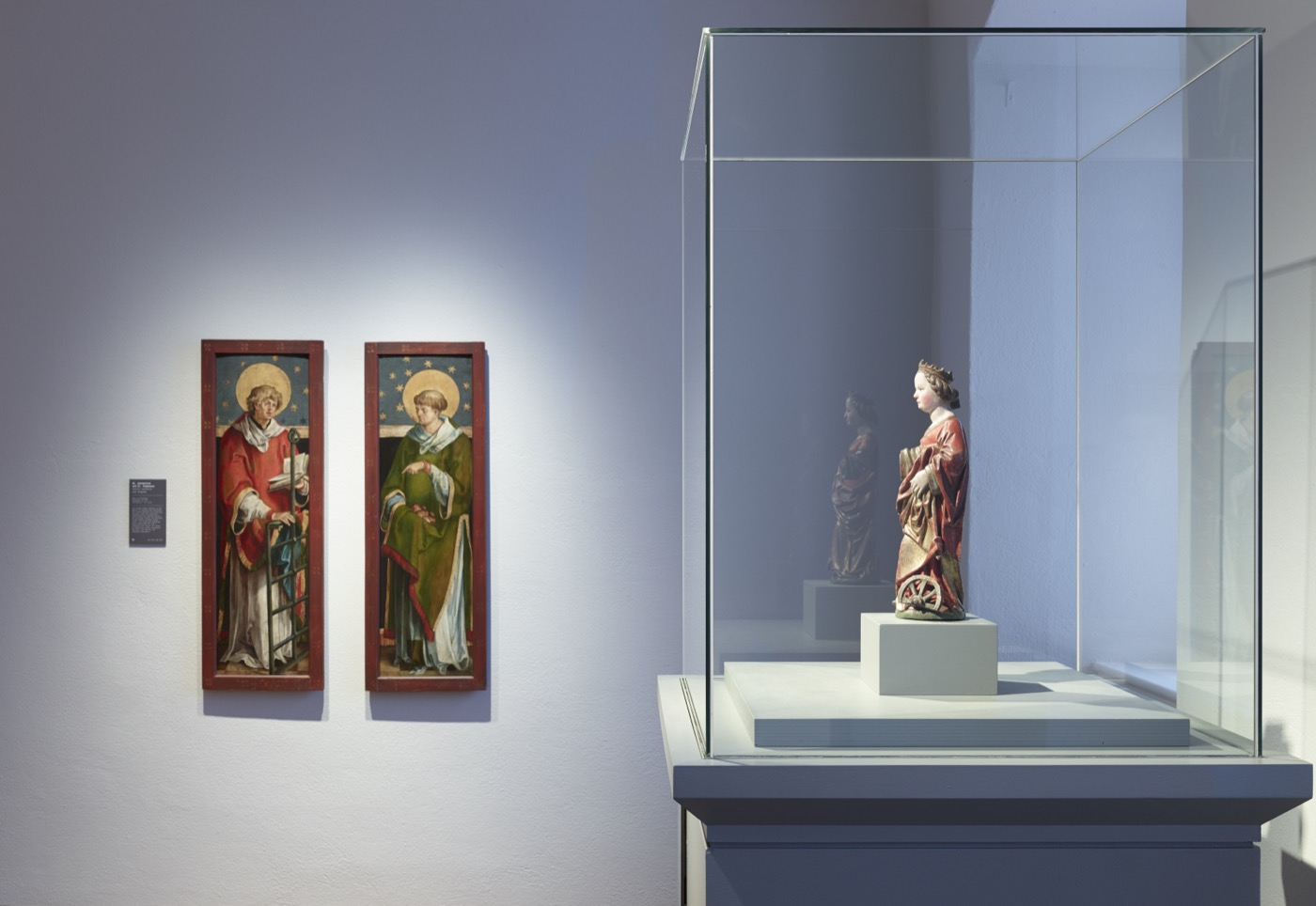 Fraenkische Galerie Kronach, Ausstellungsraum mit Gemälden und Vitrinen mit neuer Beleuchtung
