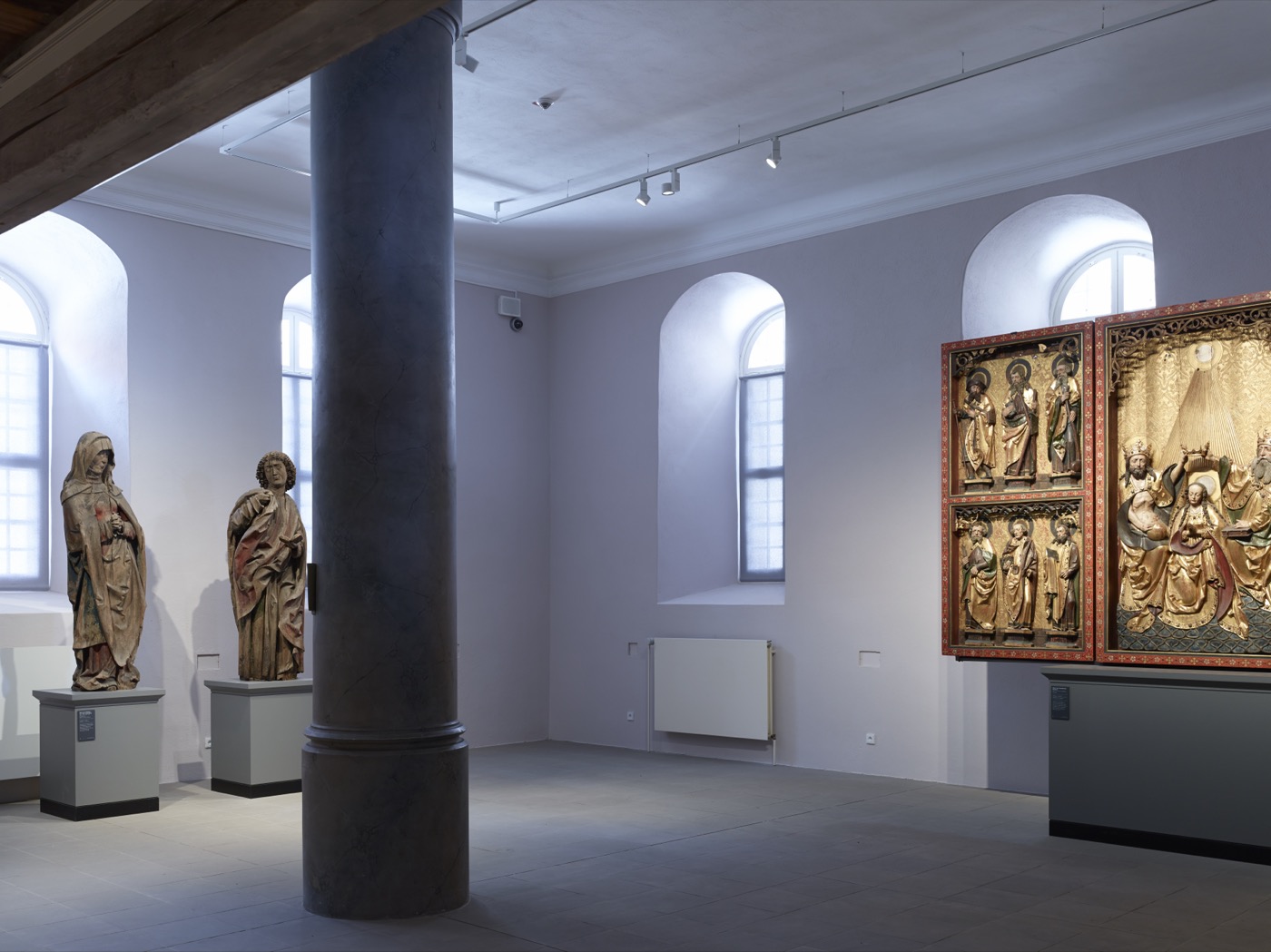 Fraenkische Galerie Kronach, Ausstellungsraum mit Altar und Skulpturen mit neuer Beleuchtung