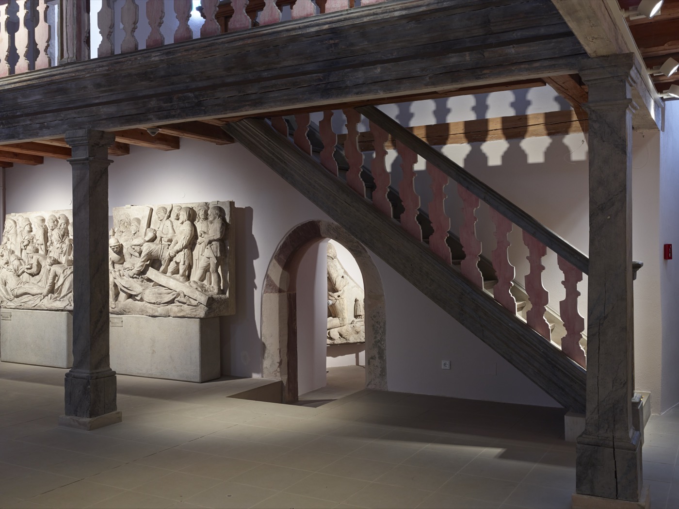 Fraenkische Galerie Kronach, Ausstellungsraum mit Steinreliefs mit neuer Beleuchtung