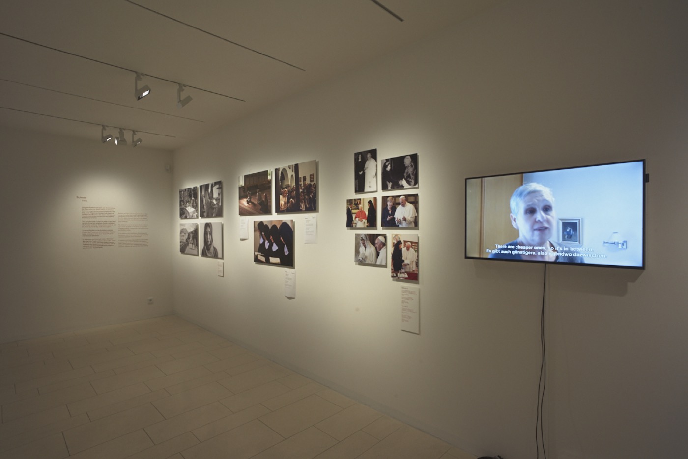 JMF Cherchez la femme, Ausstellungsraum im Erdgeschoss mit Medienstation und Bildern