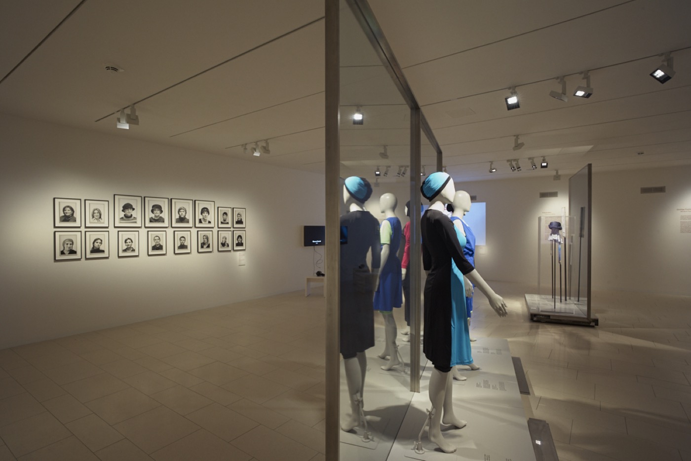 JMF Cherchez la femme, Ausstellungsraum im Untergeschoss mit Bildern
