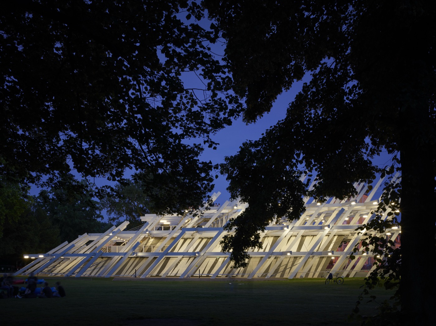 Pavillon im Schlossgarten Karlsruhe KA300 Stadtjubiläum, Abendansicht mit Beleuchtung und Bäumen